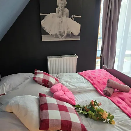 Krysztalowy Dworek Guest house *